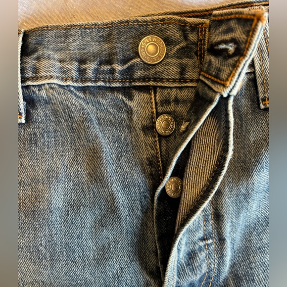 Distressed Levi wedgie shorts size 29 - Picture 2 of 5